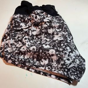 LULULEMON SPEED UP 2.5 Shorts!!